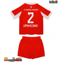 Camisa de Futebol Bayern Munich Dayot Upamecano #2 Equipamento Principal Infantil 2025-26 Manga Curta (+ Calças curtas)